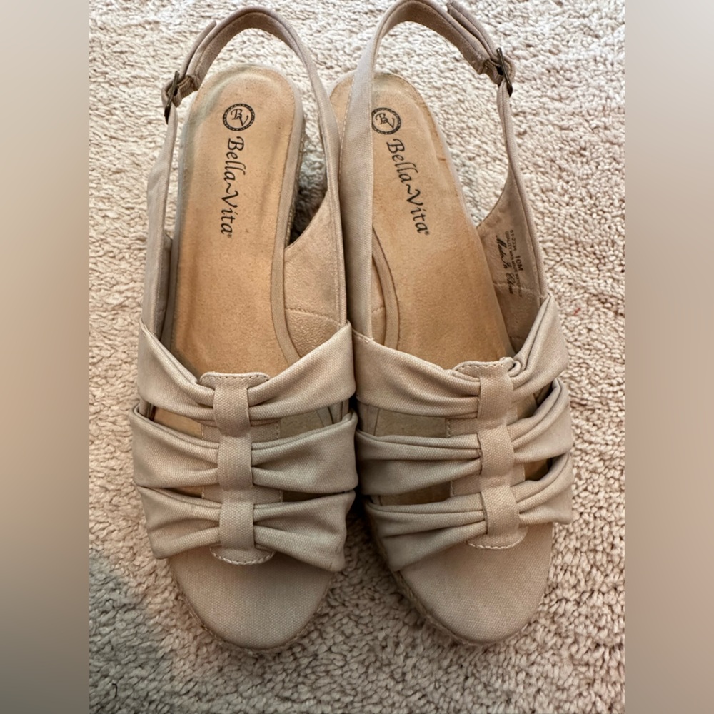 Bella Vita Women's size 10 Tan wedges